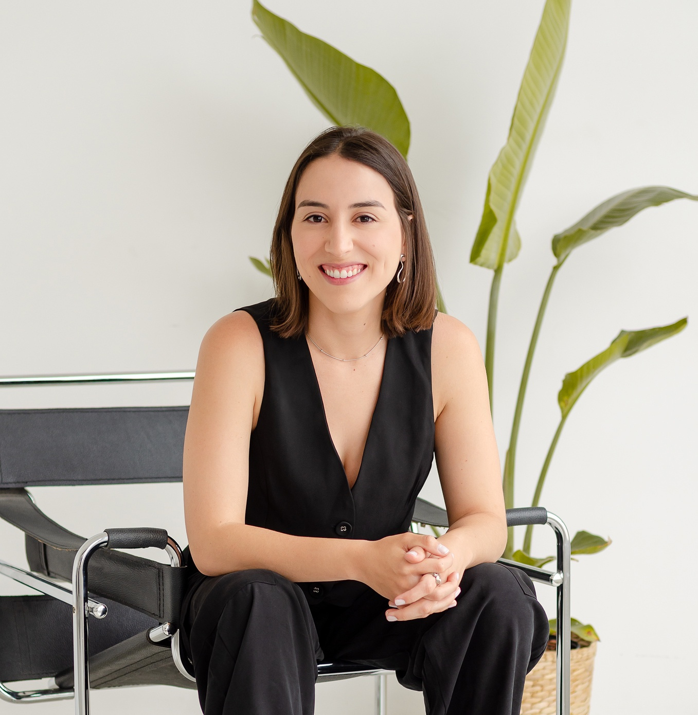 Joice Ponce com um sorriso em um fundo azul